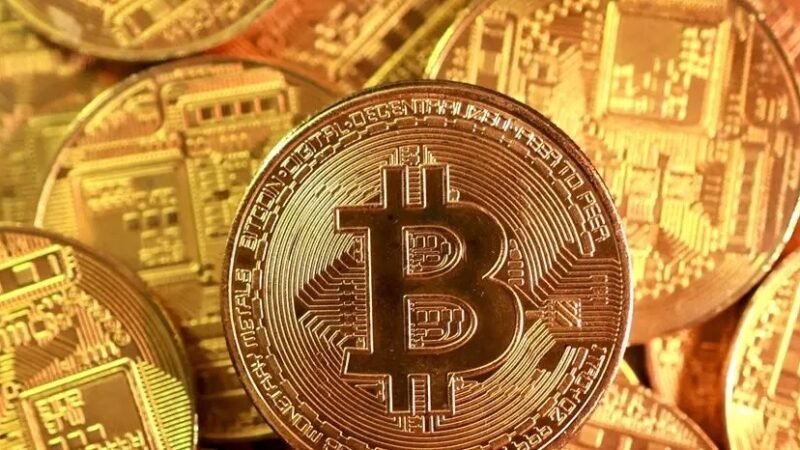 Bitcoin desaba ao menor patamar desde abril