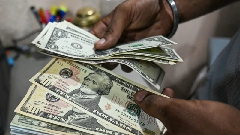 Dólar fecha em R$ 5,3606 e avança 0,47% no Brasil, contrariando queda global da moeda