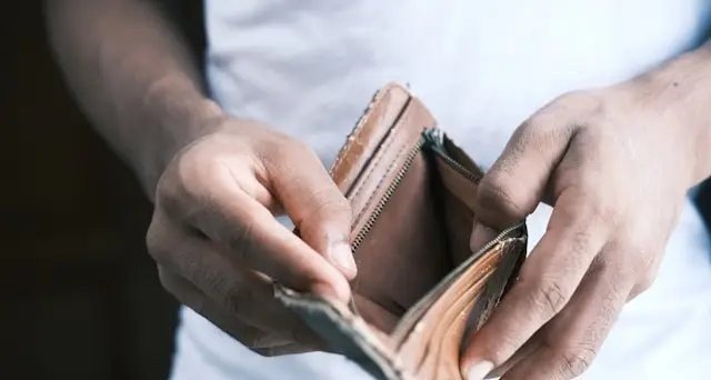 Maioria dos brasileiros vive no limite financeiro e recorre a crédito, aponta pesquisa do Banco Inter