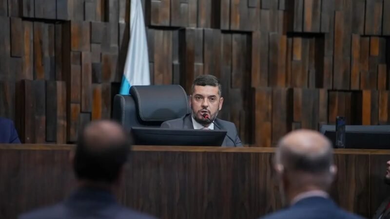 PF apreende mais de R$ 90 mil em espécie no carro do presidente da Alerj, Rodrigo Bacellar